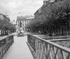 Magyarország, Miskolc, Erzsébet (Szabadság) tér, Kossuth szobor, szemben az Avas (Korona) szálló, a Szinva feletti hídról fotózva., 1951, Gyöngyi, híd, korlát, szobor, emlékmű, tér, pad, talapzat, Kossuth Lajos-ábrázolás, Kiss István-terv, Róna József-terv, Fortepan #8621