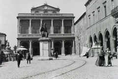 Italy, Rimini, Piazza Cavour, szembem a Teatro A. Galli, jobbra a Palazzo dell'Arengo. Középen V. Pál pápa szobra (Nicolas Cordier és Sebastiano Sebastiani, 1614.)., 1910, Schmidt Albin, sculpture, theater, palace, gothic, Romanesque Architecture, Luigi Poletti-design, Pope Paul V-portrayal, pointed arch, Fortepan #86234