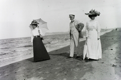 Italy, Riccione, tengerpart., 1910, Schmidt Albin, hat, sunshades, sea shore, Fortepan #86246