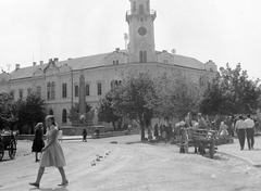 Magyarország, Siklós, Kossuth tér, Városháza., 1958, Gyöngyi, piac, szekér, emlékmű, lovaskocsi, vörös csillag, középület, toronyóra, Fortepan #8625