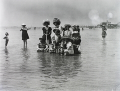 Italy, Grado, Strand., 1910, Schmidt Albin, hat, tableau, bathing, akimbo, Fortepan #86284