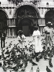 Italy, Venice, Szent Márk tér, háttérben a Szent Márk-székesegyház., 1910, Schmidt Albin, basilica, dove, bird feeding, Fortepan #86292