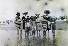 Italy, Grado, Strand., 1910, Schmidt Albin, hat, tableau, bathing costume, arms around shoulders, Fortepan #86312