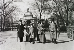 Hungary, Budapest XIV., Vajdahunyad sétány a vár előtti hídról nézve, szemben a millenniumi kiállításra készült Székesfővárosi pavilon., 1903, Schmidt Albin, tableau, Budapest, Fortepan #86315