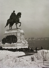 Hungary, Budapest V., Kossuth Lajos (Országház) tér, Andrássy Gyula szobra (Zala György, 1906.) a Parlamenttől délre. Háttérben a Földművelésügyi Minisztérium épülete., 1906, Schmidt Albin, winter, sculpture, horse sculpture, Budapest, Gyula Andrássy-portrayal, György Zala-design, Fortepan #86329