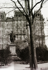 Hungary, Budapest V., Eötvös tér, Eötvös József szobra (Huszár Adolf 1879.), mögötte a Stein-ház., 1907, Schmidt Albin, sculpture, Budapest, József Eötvös-portrayal, Fortepan #86331