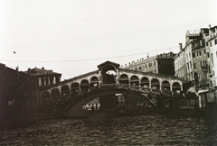 Olaszország, Velence, Canal Grande, szemben a Rialto híd., 1910, Schmidt Albin, híd, csatorna, kőhíd, ívhíd, Antonio da Ponte-terv, Fortepan #86333