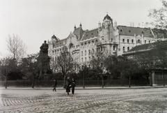 Hungary, Budapest V., Széchenyi István (Ferenc József) tér, Gresham-palota. Balra Deák Ferenc szobra., 1907, Schmidt Albin, sculpture, hotel, Secession, palace, rails, Budapest, Zsigmond Quittner-design, József Vágó-design, Ferenc Deák-portrayal, Art Nouveau architecture, Fortepan #86338