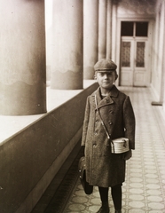 Hungary, Budapest V., Nádor utca 5., a felvétel a bérház (korábban Tigris Szálloda) III. emeleti folyosóján készült., 1907, Schmidt Albin, courtyard balcony, lunch box, Budapest, Fortepan #86342