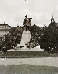 Magyarország, Szeged, Széchenyi tér, Vásárhelyi Pál szobra (ifj. Mátrai Lajos, Pásztor János 1905.)., 1908, Schmidt Albin, szobor, park, emlékmű, megemlékezés, fa, középület, Vásárhelyi Pál-ábrázolás, Magyar Nemzet, emlék, Fortepan #86344