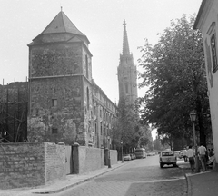 Magyarország, budai Vár, Budapest I., Táncsics Mihály utca, a Hess András térnél a középkori Szent Miklós-templom tornya, mellette az egykori jezsuita kollégium romos épülete, távolabb a Mátyás-templom., 1971, Gyöngyi, autóbusz, háborús kár, automobil, Budapest, Fortepan #8639