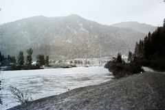 Szlovákia, Fenyőháza, a Vág folyó a község határában., 1907, Magyar Földrajzi Múzeum / Erdélyi Mór cége, erdő, folyó, hegy, folyópart, Fortepan #86408