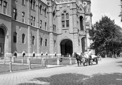 Magyarország, Kecskemét, Kossuth tér, Városháza, a háttérben a Nagytemplom (Öregtemplom)., 1960, Gyöngyi, ló, lovaskocsi, kockakő, kocsis, toronyóra, Fortepan #8643