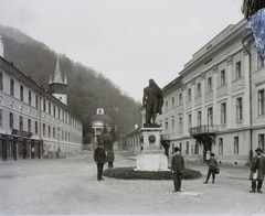 Románia,Erdély, Herkulesfürdő, Herkules tér (Piata Hercules), jobbra a Teréz udvar., 1904, Magyar Földrajzi Múzeum / Erdélyi Mór cége, szobor, gyógyfürdő, Herkules-ábrázolás, fürdőváros, Fortepan #86457