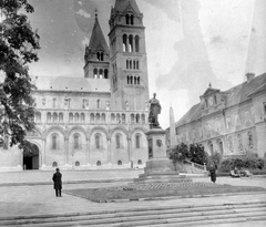 Magyarország, Pécs, Szent Péter- és Szent Pál-székesegyház., 1950, Gyöngyi, szobor, Bazilika, katolikus, toronyóra, neoromán építészet, székesegyház, Szepesy Ignác-ábrázolás, Fortepan #8647