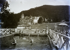 Magyarország, Lillafüred, Miskolc, Hámori-tó, háttérben a Palotaszálló., 1930, Magyar Földrajzi Múzeum / Erdélyi Mór cége, strand, fürdőruha, napernyő, fürdőzés, életkép, neoreneszánsz, stég, Lux Kálmán-terv, Fortepan #86474