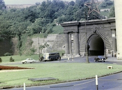 Magyarország, Budapest I., Clark Ádám tér az Alagúttal., 1958, Fortepan, színes, autóbusz, Skoda-márka, Ikarus-márka, buszmegálló, alagút, vörös csillag, csibilámpa, Chevrolet-márka, Ikarus 60, Budapest, Fortepan #865