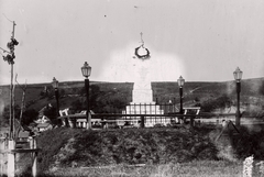 Romania,Transylvania, Ocna Sibiului, az 1849. február 4-i vízaknai csata emlékműve., 1914, Magyar Földrajzi Múzeum / Erdélyi Mór cége, label, monument, wreath, lamp post, fence, bench, cross, memorial, Fortepan #86516