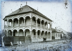 Magyarország, Miskolc, Hejőcsaba (ekkor önálló, ma a város része), Csabavezér út., 1912, Magyar Földrajzi Múzeum / Erdélyi Mór cége, gyógyszertár, tornác, oszlopsor, Fortepan #86544