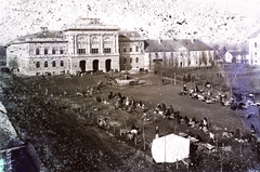 Magyarország, Szentes, Kossuth tér, Vármegyeháza és előtte az artézi-kút., 1900, Magyar Földrajzi Múzeum / Erdélyi Mór cége, szökőkút, piac, tér, neoreneszánsz, középület, Makay Endre-terv, Fortepan #86570