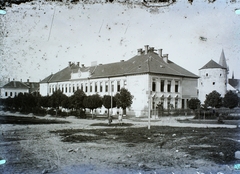 Slovakia, Bardejov, Magyar Királyi Állami Elemi Iskola, jobbra a távolban a Szent Egyed templom tornya látszik., 1912, Magyar Földrajzi Múzeum / Erdélyi Mór cége, public building, Fortepan #86607