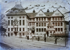 Románia,Erdély, Medgyes, Kő utca (Strada Johannes Honterius), Evangélikus Gimnázium (később Stephan Ludwig Roth Elméleti Líceum)., 1912, Magyar Földrajzi Múzeum / Erdélyi Mór cége, utcakép, lámpaoszlop, Fortepan #86662