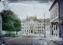 Románia,Erdély, Lugos, Strada 20 Decembrie 1989 a Piata Victoriei felé nézve, szemben a Magyar Királyi Pénzügyi igazgatóság épülete., 1910, Magyar Földrajzi Múzeum / Erdélyi Mór cége, középület, sérült kép, Fortepan #86664