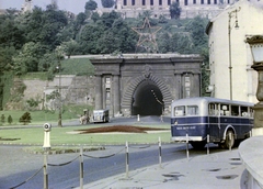 Magyarország, Budapest I., Clark Ádám tér az Alagúttal., 1958, Fortepan, színes, autóbusz, MÁVAG-márka, buszmegálló, alagút, tűzfal, lámpaoszlop, vörös csillag, csibilámpa, MÁVAG Tr5, Budapest, Fortepan #867