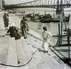 Magyarország, Budapest V., pesti alsó rakpart, háttérben haltároló bárkák és a Szabadság (Ferenc József) híd., 1905, Magyar Földrajzi Múzeum / Erdélyi Mór cége, uszály, bőgőshajó, Budapest, Duna-part, kofahajó, Duna-híd, Feketeházy János-terv, lépcsőn ülni, Fortepan #86712