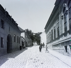 Hungary, Tabán, Budapest I., Hadnagy utca, balra a 14. számú épület az un. Casanova-ház., 1910, Magyar Földrajzi Múzeum / Erdélyi Mór cége, street view, cobblestones, kid, Budapest, Fortepan #86740