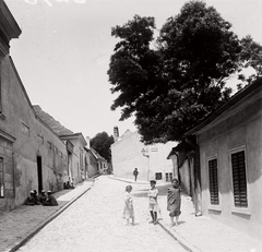 Hungary, Tabán, Budapest I., Ív utca, jobbra a Buvár utca torkolata., 1910, Magyar Földrajzi Múzeum / Erdélyi Mór cége, street view, chimney, cobblestones, kid, street name sign, venetian blind, Budapest, Fortepan #86744