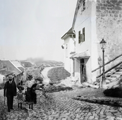 Hungary, Tabán, Budapest I., balra a Hadnagy utca, szemben a Komló utca, jobbra a Kör utca., 1910, Magyar Földrajzi Múzeum / Erdélyi Mór cége, family, walk, kid, Budapest, street lamp, Fortepan #86746