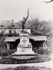 Slovakia, Selva di Val Gardena, Erzsébet tér, Honvéd-szobor (Tóth András, 1899.)., 1907, Magyar Földrajzi Múzeum / Erdélyi Mór cége, sculpture, monument, Fortepan #86778