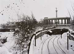 Magyarország, Városliget, Budapest XIV., a Millenniumi Földalatti Vasút a Hősök terénél, háttérben a Millenniumi emlékmű., 1905, Magyar Földrajzi Múzeum / Erdélyi Mór cége, szobor, földalatti, Budapest, Fortepan #86784