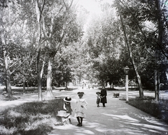 Magyarország,Balaton, Keszthely, Helikon park., 1908, Magyar Földrajzi Múzeum / Erdélyi Mór cége, gyerekek, park, babakocsi, kalap, Fortepan #86792