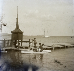 Magyarország,Balaton, Keszthely, csónakkikötő, háttérben a Keszthelyi hegység., 1908, Magyar Földrajzi Múzeum / Erdélyi Mór cége, hajóállomás, móló, Fortepan #86795