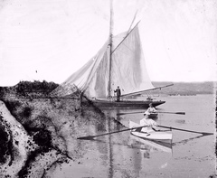 Magyarország,Balaton, Keszthely, csónakkikötő, a vitorlás mögött a Szigetfürdő / Sziget-strand és a hajókikötő látszik, háttérben a Keszthelyi hegység., 1908, Magyar Földrajzi Múzeum / Erdélyi Mór cége, vitorláshajó, hajóállomás, Fortepan #86797