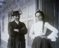 Hungary, Karcag, 1908, Magyar Földrajzi Múzeum / Erdélyi Mór cége, hat, moustache, man, woman, braid, skirt, braided hair, blouse, akimbo, arms crossed over the chest, Fortepan #86808