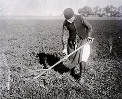 Hungary, kaszás paraszt Szolnok környékéről., 1908, Magyar Földrajzi Múzeum / Erdélyi Mór cége, apron, boots, scythe, vest, Fortepan #86810