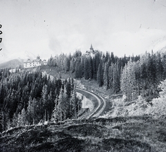 Szlovákia,Magas-Tátra, a fogaskerekű vasút pályája a Csorba-tó közelében, balra a Grand Hotel., 1906, Magyar Földrajzi Múzeum / Erdélyi Mór cége, erdő, vasút, szálloda, Tátra hegység, Fortepan #86827