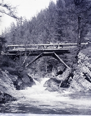 Slovakia,High Tatras, Hrušov, Barlangliget üdülőhely (ekkor Szepesbélához tartozott, ma a város része), Landoki-híd a Fehér-patak felett., 1912, Magyar Földrajzi Múzeum / Erdélyi Mór cége, bridge, wooden bridge, Tatra Mountains, Fortepan #86833