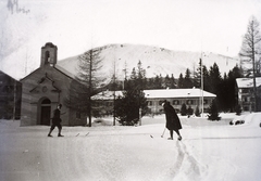 Szlovákia, Magas-Tátra, Ótátrafüred, balra a Szent Péter és Pál-kápolna / Lourdes-i Szűz Mária-kápolna., 1907, Magyar Földrajzi Múzeum / Erdélyi Mór cége, erdő, tél, hó, férfiak, sapka, síelés, télikabát, Tátra hegység, Fortepan #86849