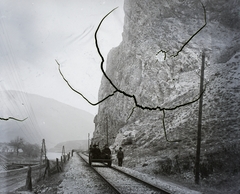 Románia,Erdély, Csernahéviz, Cserna folyó és az Orsova-Temesvár vasútvonal a település határában., 1904, Magyar Földrajzi Múzeum / Erdélyi Mór cége, vasúti hajtány, távíróoszlop, sérült kép, Fortepan #86893