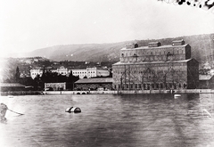 Horvátország,Adria, Fiume, kikötő, a parton Magyar Leszámítoló és Pénzváltó Bank közraktára, balra hátrébb a Haditengerészeti Akadémia épülete., 1908, Magyar Földrajzi Múzeum / Erdélyi Mór cége, kikötő, Fortepan #86942