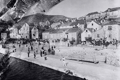 Horvátország,Adria, Hvar, kikötő, háttérben a Riva házsora., 1901, Magyar Földrajzi Múzeum / Erdélyi Mór cége, járókelő, kikötő, tengerpart, sérült kép, Fortepan #86982