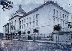 Románia,Erdély, Szászváros, a Református Kún Kollégium (később Aurel Vlaicu Kollégium)., 1908, Magyar Földrajzi Múzeum / Erdélyi Mór cége, földút, középület, facsemete, sérült kép, kollégium, sár, Fortepan #86988