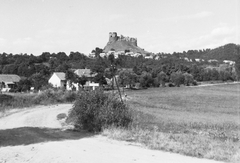 Magyarország,Szlovákia, Salgótarján, Somoskő (ekkor önálló, ma a város része), vár., 1966, Gyöngyi, várrom, helységnév tábla, Fortepan #8704