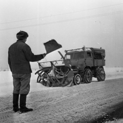 Magyarország, 1970, Urbán Tamás, tél, hó, német gyártmány, Mercedes-márka, Mercedes Unimog, hómaró, szőrmesapka, Fortepan #87100