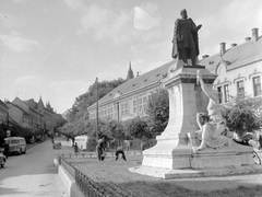 Magyarország, Szekszárd, Garay tér, Garay János szobra (Szárnovszky Ferenc, 1898.)., 1961, Fortepan, autóbusz, szobor, utcakép, kertészet, automobil, locsolókanna, Garay János-ábrázolás, meztelen alak, Fortepan #8711