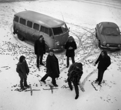 Magyarország, Budapest XIV., Hősök tere, Omega együttes: Laux József, Mihály Tamás, Presser Gábor, Kóbor János, Benkő László, Molnár György,, 1970, Urbán Tamás, híres ember, német gyártmány, Volkswagen-márka, mikrobusz, Volkswagen Typ2, Budapest, Volkswagen Transporter 1, Fiat 850 Coupé, Fortepan #87113